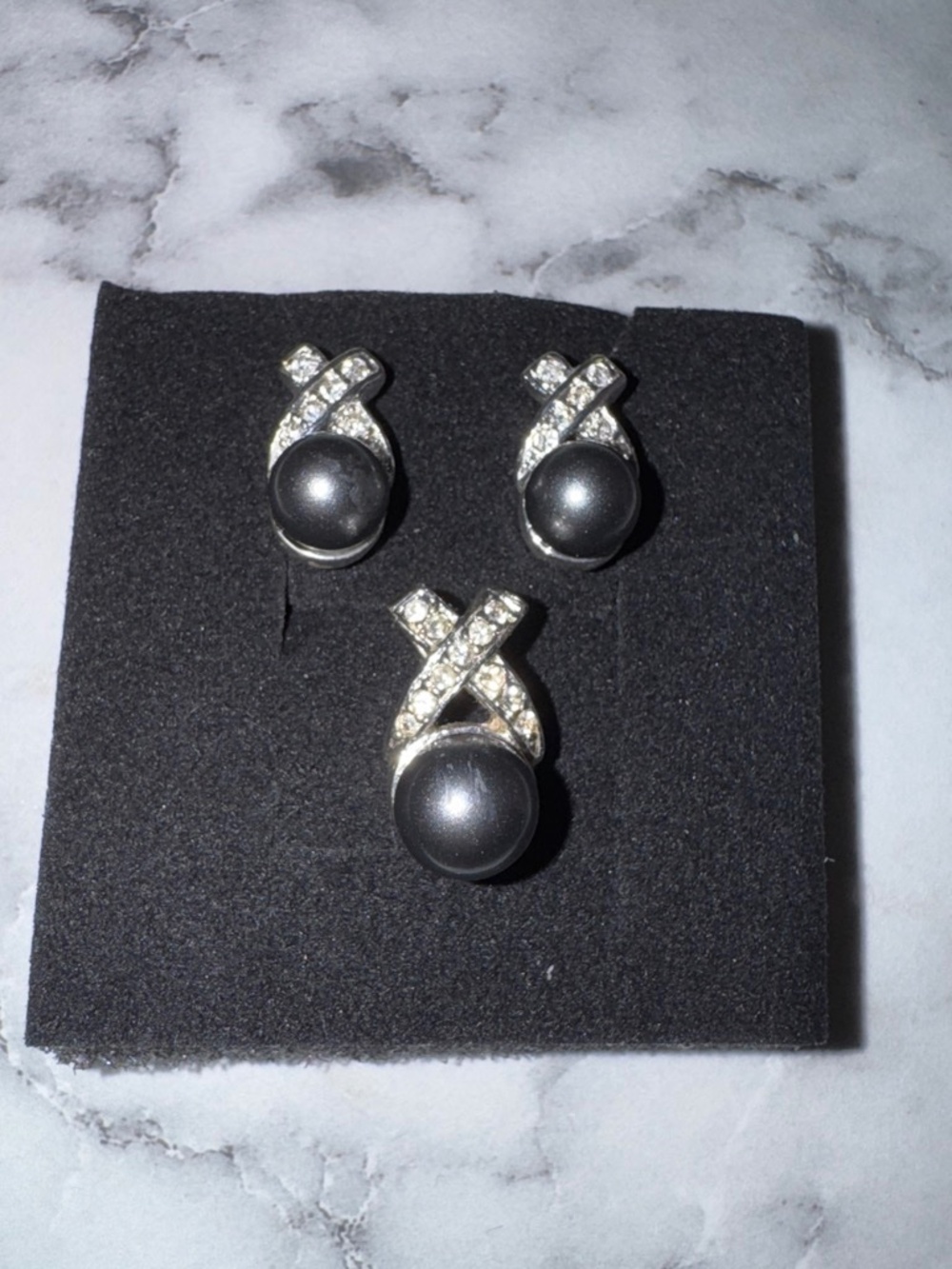 Pearl earrings and pendant